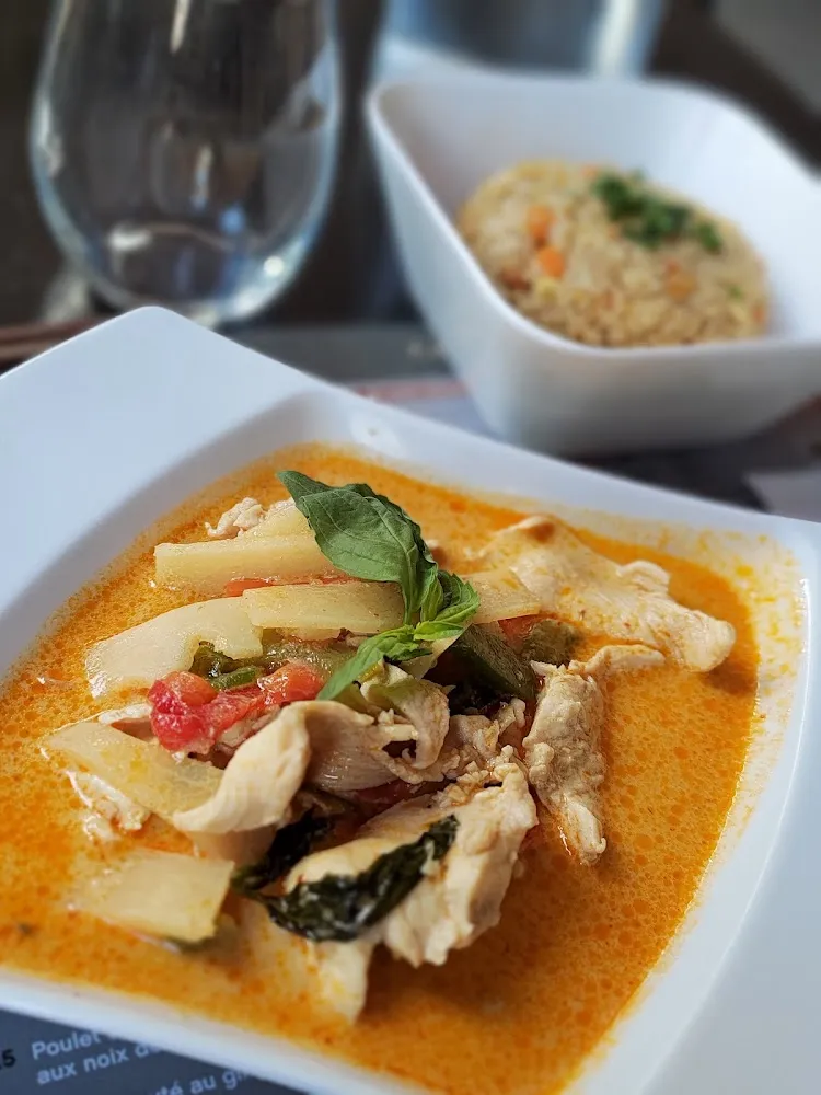 Plat Poulet Curry Rouge Au Lait de Coco